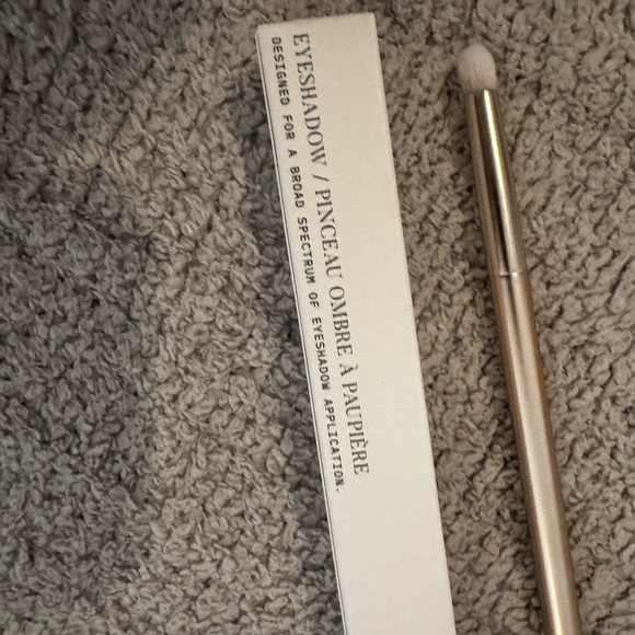 New in box Seint Eyeshadow Brush & Wash Brush - Picture 2 of 6